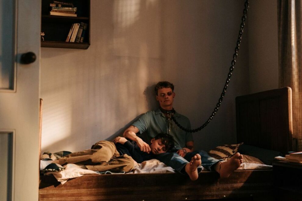 Kit Rakusen e Anson Boon in Good Boy.