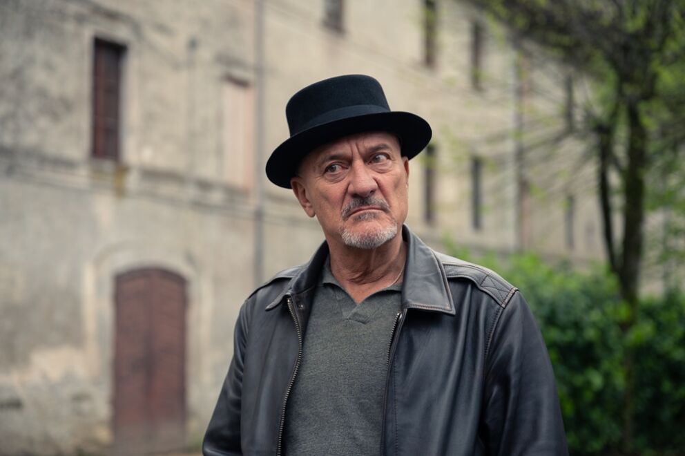 Uno Sbirro in Appennino, Claudio Bisio protagonista della fiction di Rai 1: le puntate del 9 aprile Uno Sbirro in Appennino, Claudio Bisio protagonista della fiction di Rai 1: le puntate del 9 aprile