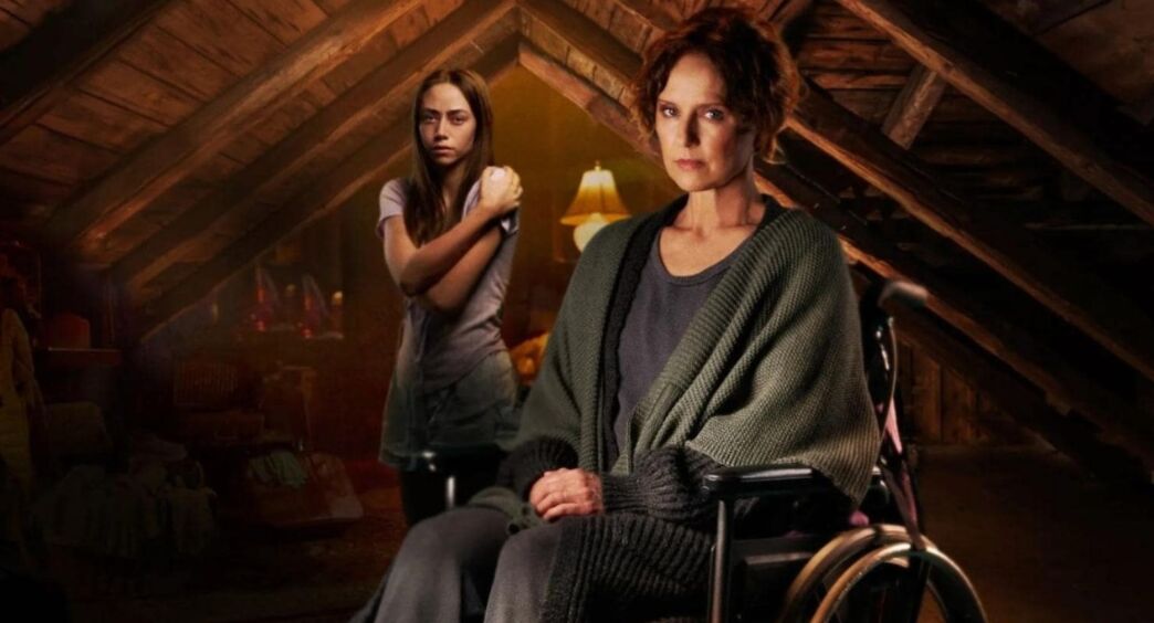 Girl in the Attic, il film tv thriller: c’è una ragazza in soffitta Girl in the Attic, il film tv thriller: c’è una ragazza in soffitta
